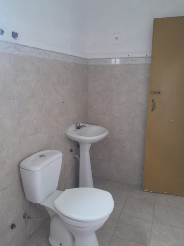 Se Alquila Casa De 2 Dormitorios Cómoda Totalmente Con Patio, Espacio Para Varios Autos, Ambiente Relax. Barrio: Bella Italia