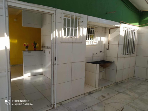 Casa Grande Com 2 Salas E 2 Quartos.