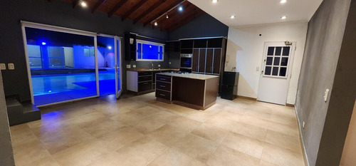 Casa En Venta - 4 Dormitorios 3 Baños - Cochera - 310mts2 - Morón