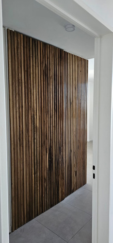 Puerta Oculta O Invisible Y Pared Revestida En Madera
