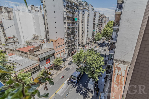 Semipiso En Venta En Recoleta, 3 Dormitorios Con Dependencia Y Balcon Corrido Al Frente