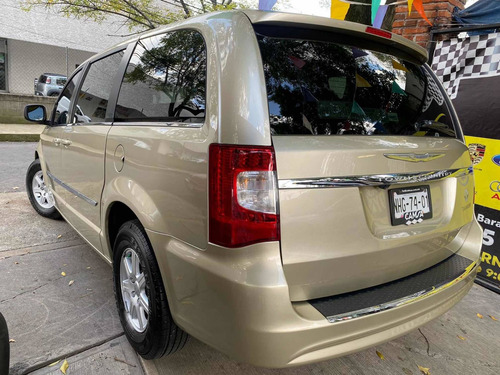 Imagen 6 de 15 de Chrysler Town & Country 2011 3.6 Touring At