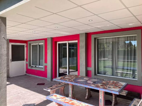 Casa En Venta Barrio Haras Maria Elena 4 Ambientes Fondo Libre Piscina