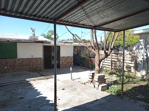 Alquiler En Maroñas, Apto Tipo Casa 3 Dormitorios, Planta Baja Al Fondo, Estufa Leña, Patio Con Parrillero, Gastos Bajos