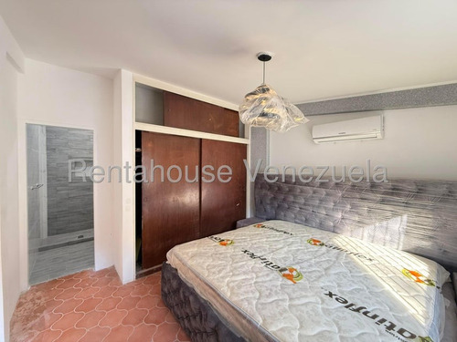 Hermosa Casa Quinta De 2 Niveles En Venta Ubicada En Alto Prados Del Este 25-17674