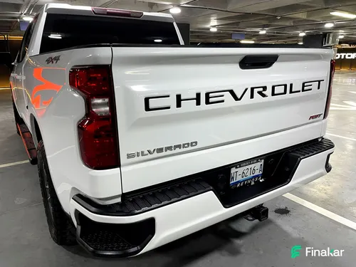Chevrolet Silverado 4.3 V6 1500 WT Doble Cabina 4x2 At