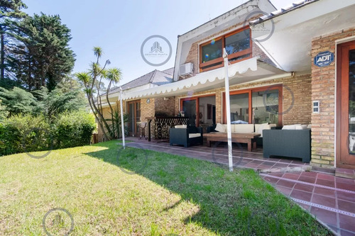Espectacular Casa De Seis Dormitorios Y Servicio En Venta En Lugano
