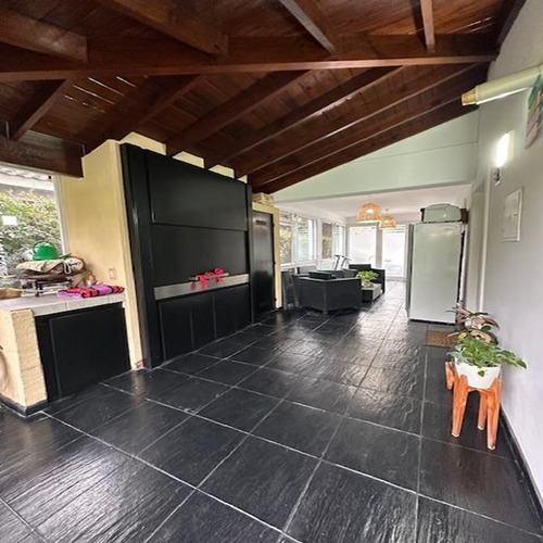 Casa De 6 Ambientes Con Quincho Y Parque Con Piscina En Barrio En Parque Leloir