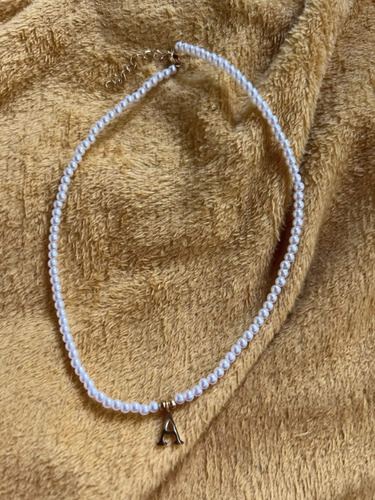 Collar De Mini Perlas Blancas Con Letra Inicial Dorada A