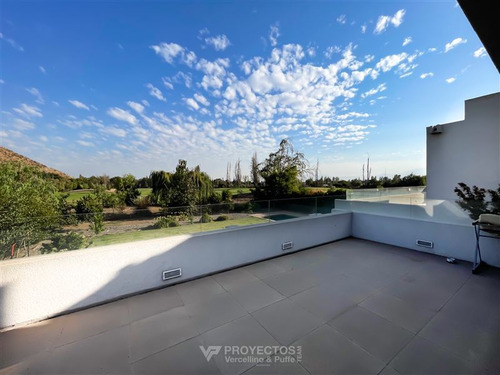 Casa En Venta De 5 Dorm. En Colina