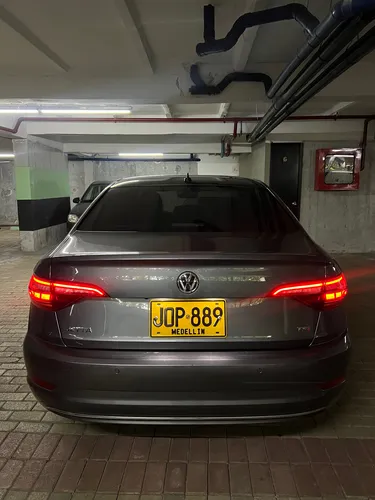 Jetta Comfortline, Con Asientos En Cuero Y Cámara De Parqueo