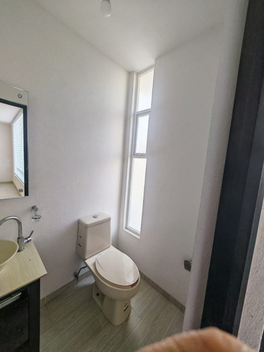 Fracc. Vista Azul A Unos Pasos De Tec Milenio Cerca Del Libram.surpte Casa En Esquina De 4 Recamaras Con Closets Y Estudio En Pb, Espacios Amplio E Iluminados