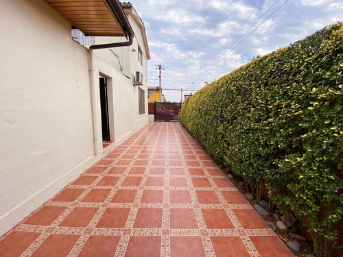 Espaciosa Casa En Venta De 4 Dormitorios