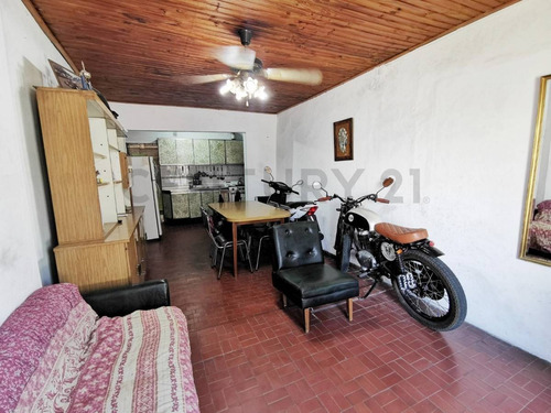 Imagen 7 de 19 de Casa En Venta De 2 Dormitorios Con Patio En La Plata
