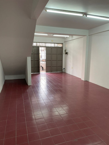 Excelente Local Comercial Calle Uribe Con 14 De Febrero.