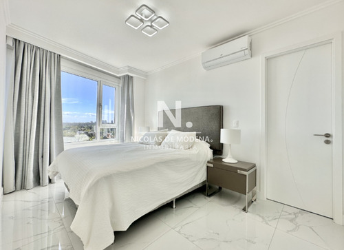Apartamento En Mansa - Punta Del Este En Venta De 2 Dormitorios.