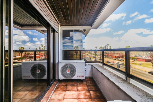 Imagen 22 de 30 de Apartamento En Alquiler Rambla De Punta Carretas: 4 Dormitorios + Serv Y 2gge
