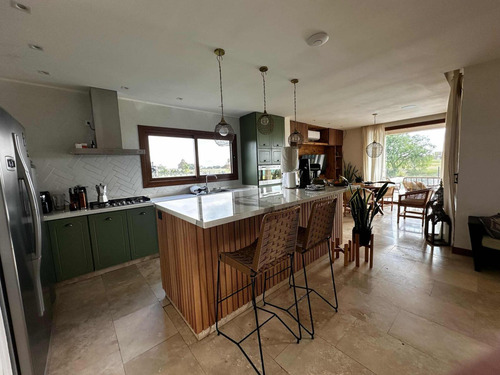 Casa En Venta - 5 Dormitorios 6 Baños - Escobar