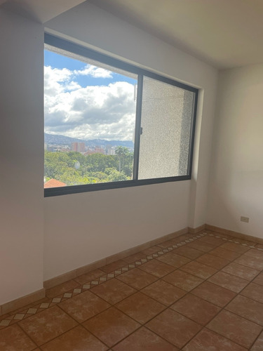 Imagen 3 de 19 de Se Vende Apto 145m2 3h+s/2.5b+s/2p Los Dos Caminos 5769