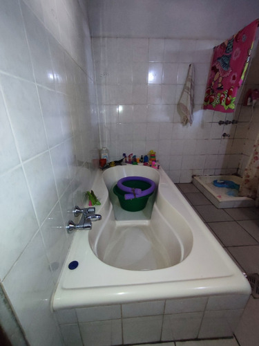 Imagen 11 de 15 de En Venta Casa En Mariano Roque Alonso De 3 Dormitorios 2 Baños 864 M2 Con Depósito Y Salón Comercial