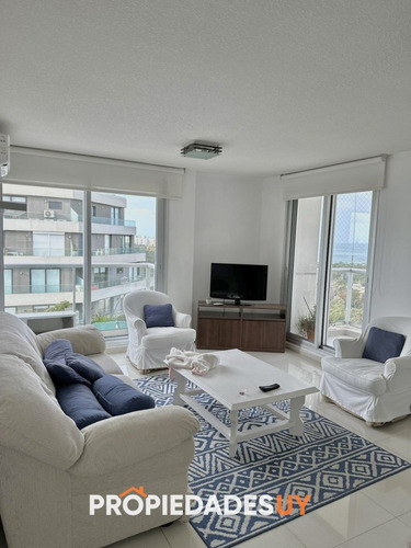 Excelente Oportunidad !!! Apartamento En Zona Residencial De  Punta Del  Este, Maldonado