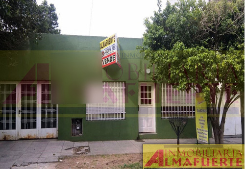 Casa De 3 Dormitorios Con Fondo Libre, Quincho Y Pileta.