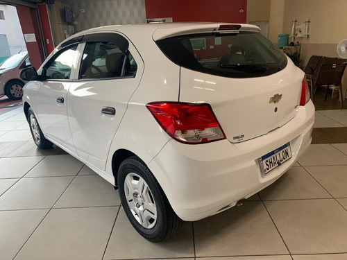 Imagem 10 de 14 de Chevrolet Onix 1.0 Ls 5p 2015/2015 Branco