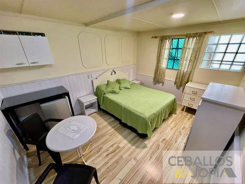 Casa En Venta De 8 Dorm. En Villa Alemana