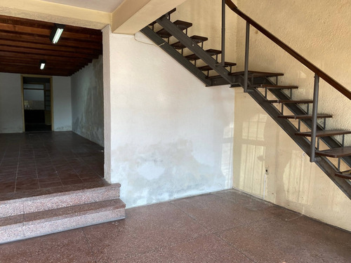 Local Comercial Sobre Av Agraciada, Excelente Punto