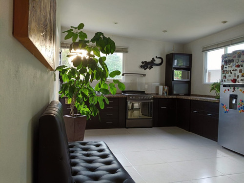 Casa En Venta En Jiutepec, Cocadas, Con Acceso Controlado, Alberca Y Loft Independiente.