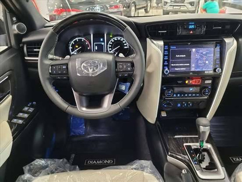 Toyota Hilux SW4 2.8 D-4D TURBO DIESEL DIAMOND 7L 4X4 AUTOMÁTICO