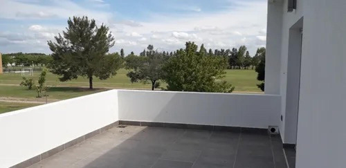 Casa En Venta - 4 Dormitorios 4 Baños - Coronel Brandsen