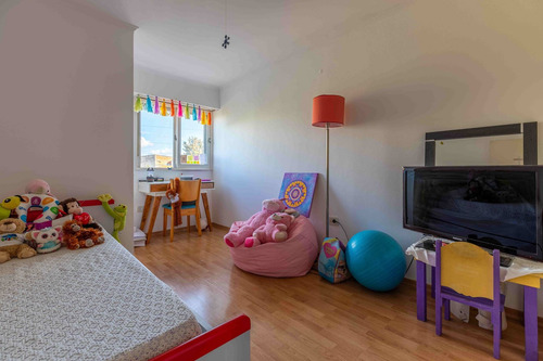 Departamento De 2 Dormitorios En Venta, La Plata