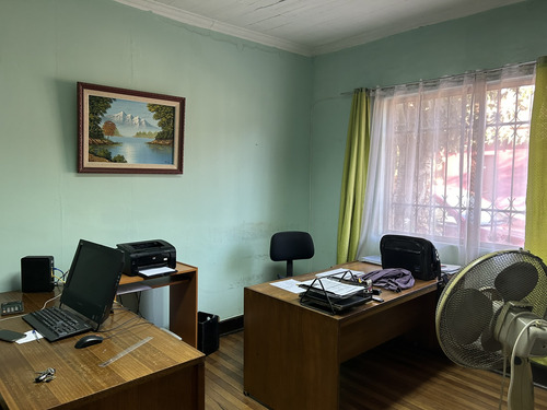 Casa Ubicada En Barrio Mixto Ideal Comercio