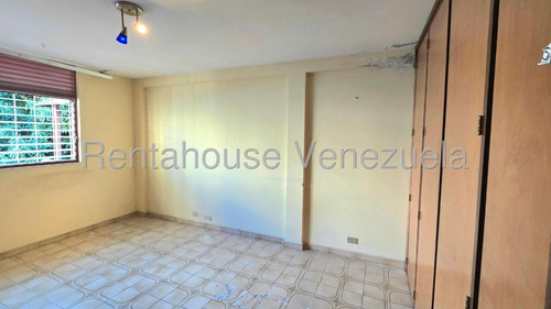 Casa En Calle Cerrada En Venta, Urb. El Marques