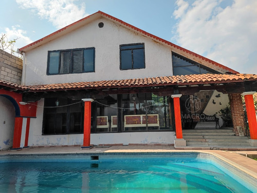 Casa En Venta En Col. Las Brisas, Temixco, Morelos Con Alberca Y Jardín.