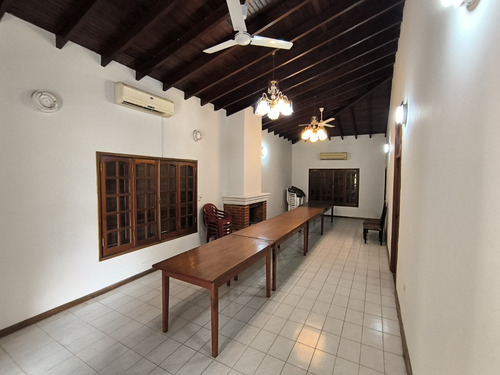 Casa Quinta Con 12 Departamentos En El Barrio Santa María: 19 Habitaciones Y 18 Baños