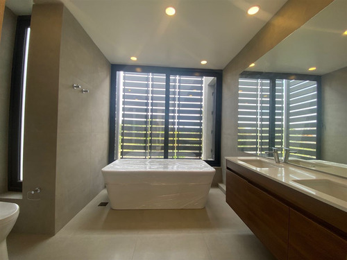 Moderna Casa Nueva En Venta 5 D En Suite Más Servicios.