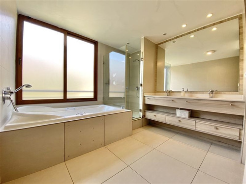 Departamento En Venta De 6 Dorm. En Las Condes