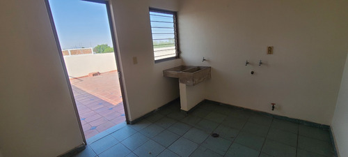 Edificio En Venta O Renta A Un Costado De La Unidad Deportiva De Av. Lazaro Cardenas