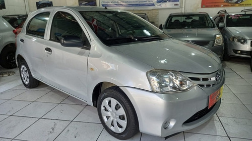 Imagem 3 de 12 de Toyota Etios
