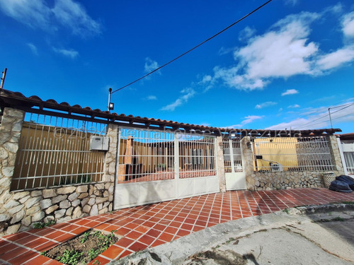 Jip 24-15879. Venta De Amplia Casa Amoblada, De 3 Hab, 2 Baños, El Urbanismo Posee Pozo Propio, Tanque De 1500 Lts. En La Urbanización La Mantuana. Turmero.