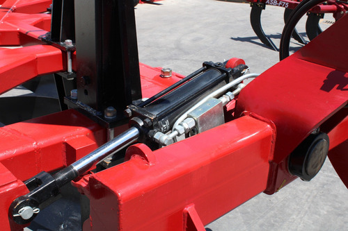 Imagen 7 de 12 de Arado Hidraulico Agricola 4 Rejas Marca Famaq P Tractor
