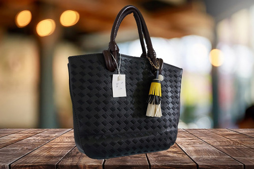 Imagen 4 de 8 de Hermosa Bolsa De Mano Para Mujer En Color Negro, Tacto Piel