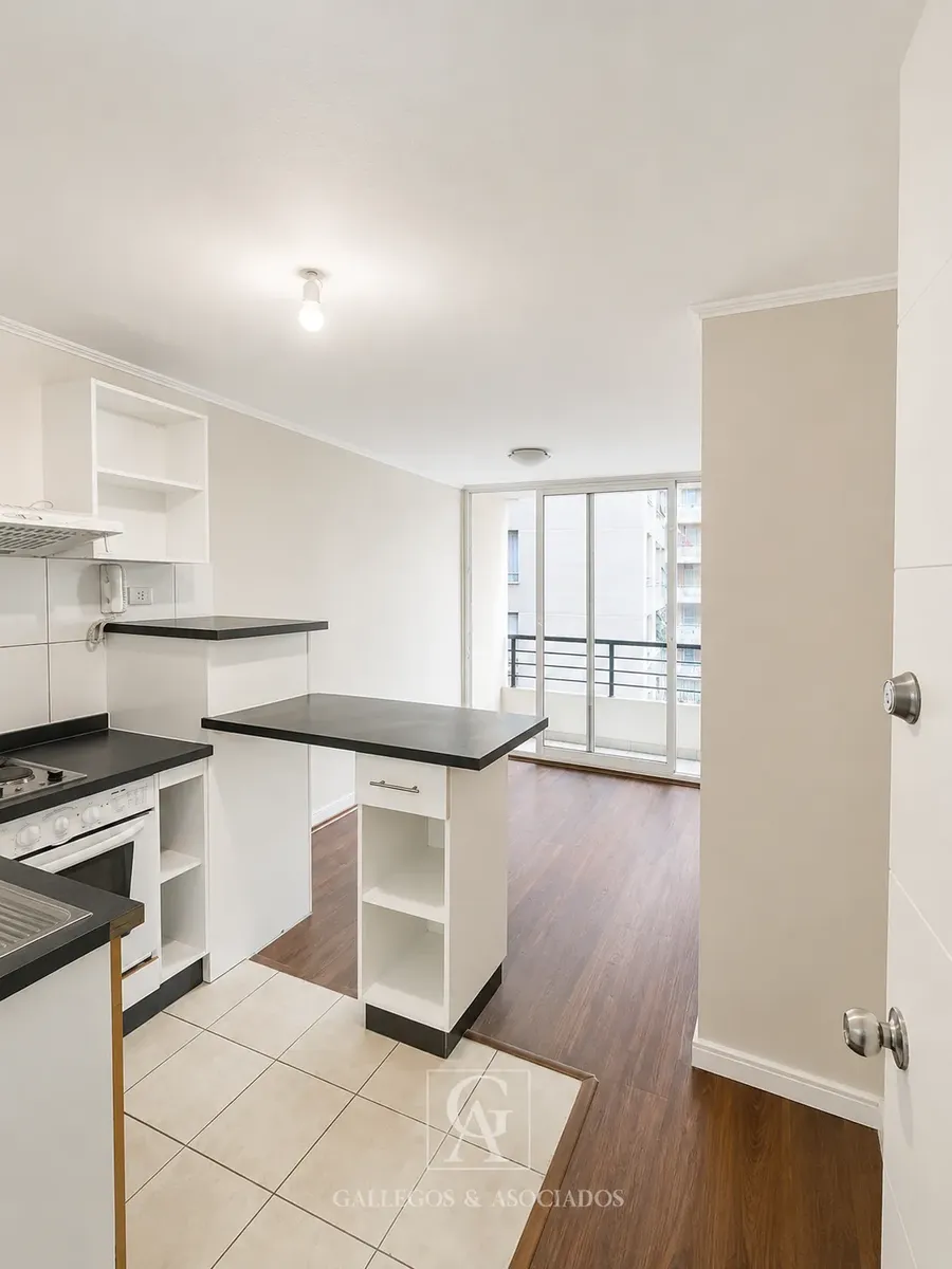 Imagen 4 de 10 de Departamento En Arriendo Con Vista Interior Santiago Centr