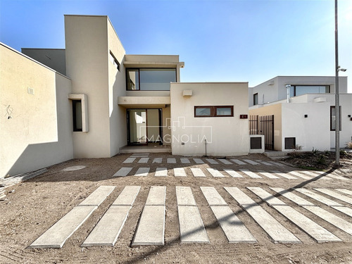 Casa En Venta De 4 Dorm. En Colina