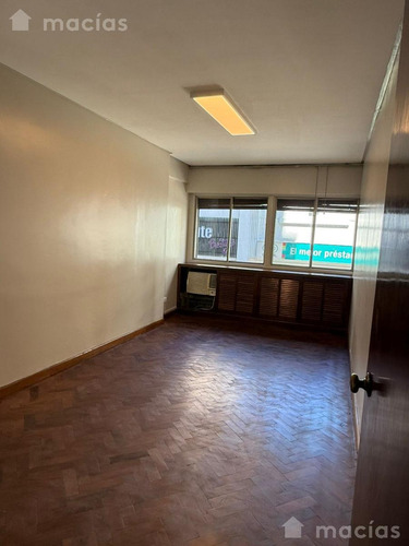 Amplia Oficina En Alquiler En City Bancaria, 5 Privados, Baños, Recepción Piso Bajo.