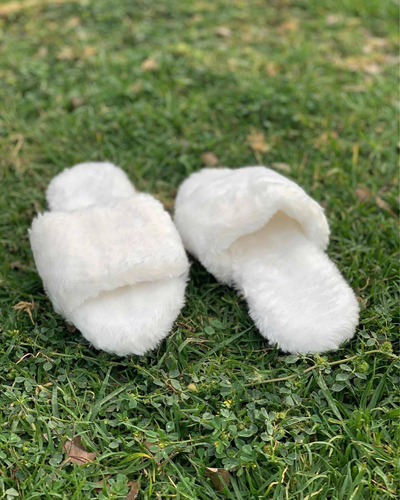 Pantufla De Peluche Color Blanco Para Dama (Usado)