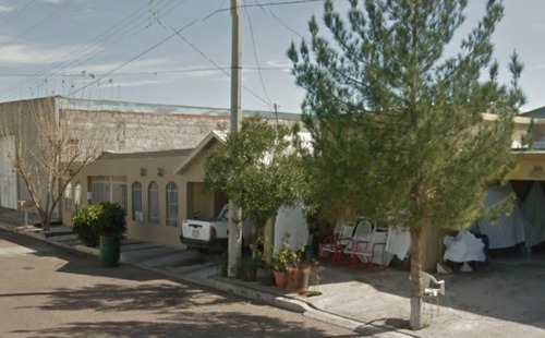 Casa De Un Nivel Con Excelente Ubicacion, Cuenta Con Patio Trasero