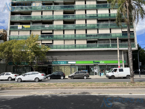 Importante Local Comercial De 115 M2